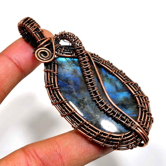 Celestial Harmony – Labradorite Copper Pendant