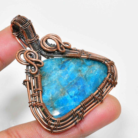 Azure’s Embrace – Labradorite Copper Pendant