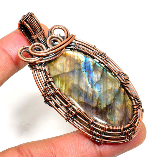 Selene’s Shimmer – Labradorite Copper Pendant