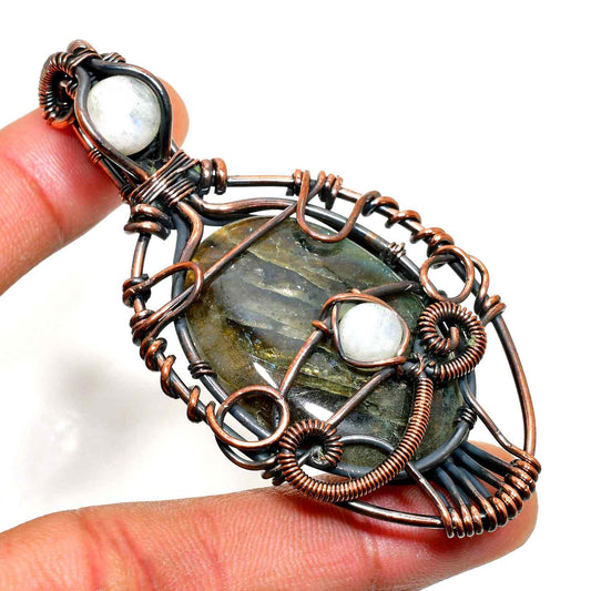 Astral Embrace – Copper Labradorite Pendant