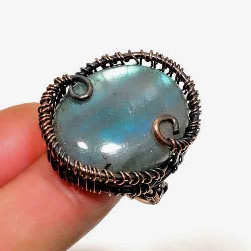 Aurora’s Gleam – Labradorite Copper Ring