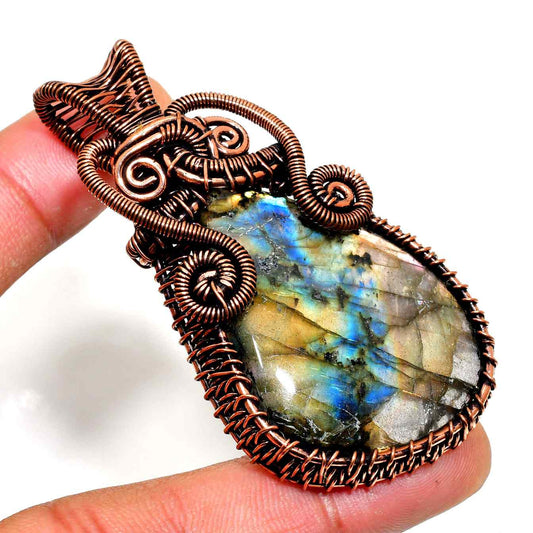 Celestial Veil – Labradorite Copper Pendant