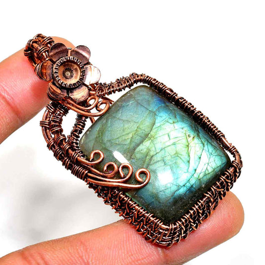Lunara’s Glow – Labradorite Copper Pendant