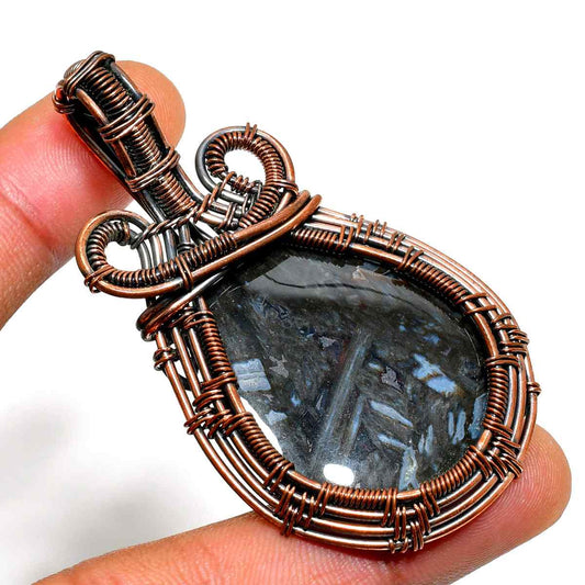 Ember’s Embrace – Labradorite Copper Pendant
