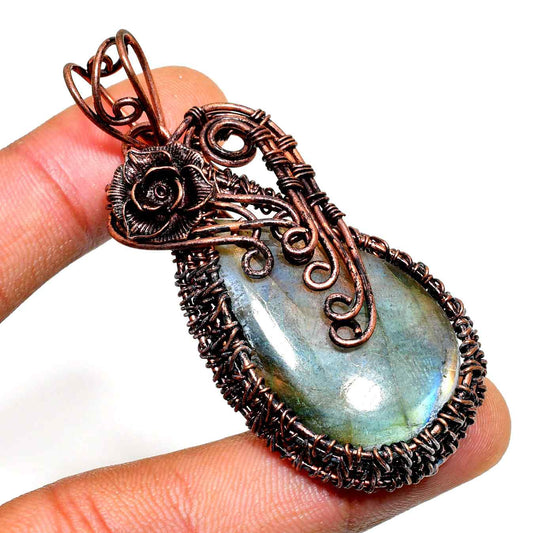 Ethereal Gleam – Labradorite Copper Pendant