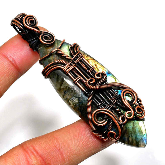 Mystic Gleam – Labradorite Copper Pendant