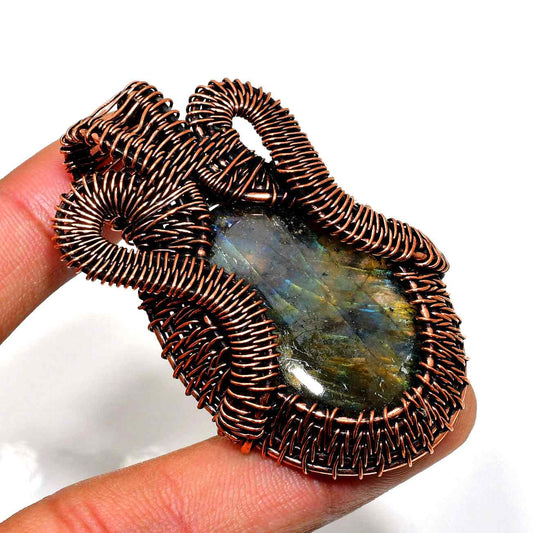 Mystic Gleam – Labradorite Copper Pendant