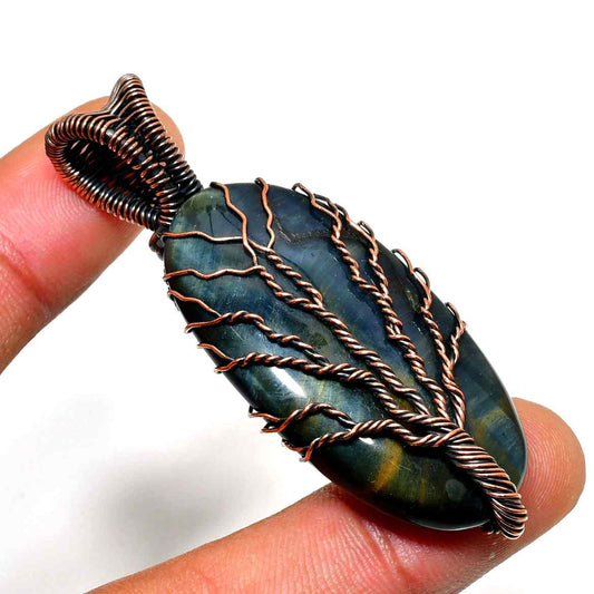 Astral Embrace – Labradorite Copper Pendant