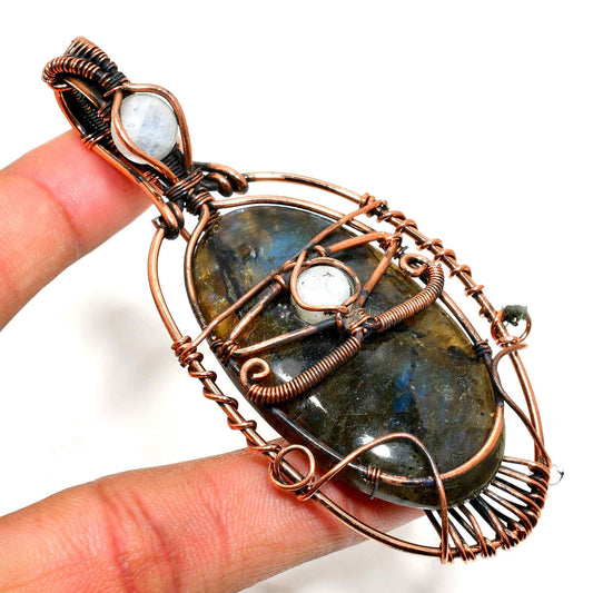 Celestial Embrace – Copper-Wrapped Labradorite Pendant