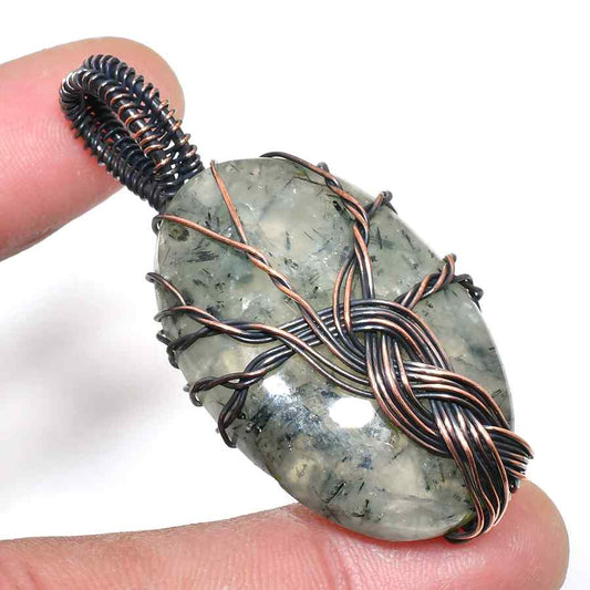 Aurora’s Gleam – Labradorite Copper Pendant