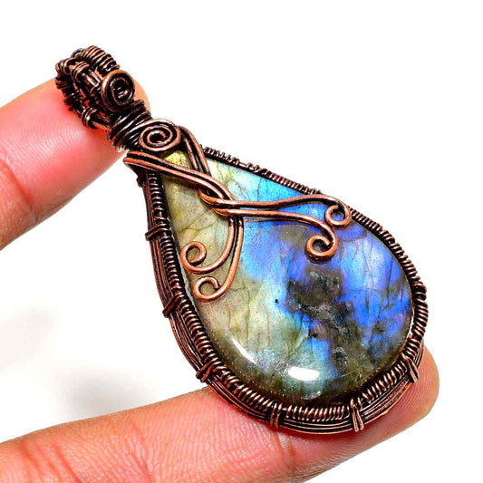 Luna’s Veil – Labradorite Copper Pendant