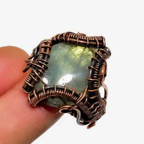 Aurora’s Gleam – Labradorite Copper Ring