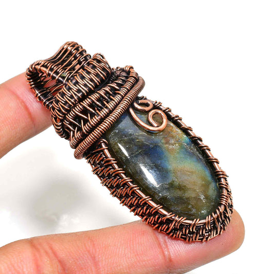 Selene’s Dusk – Labradorite Copper Pendant