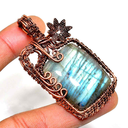Mystic Glow – Labradorite Copper Pendant