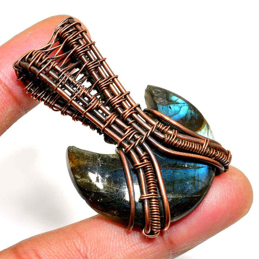 Aurora’s Radiance – Labradorite Copper Pendant