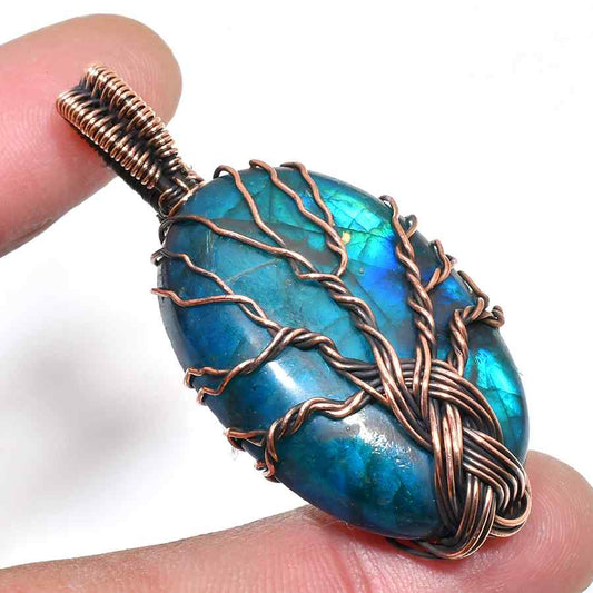 Aurora’s Gleam – Labradorite Copper Pendant
