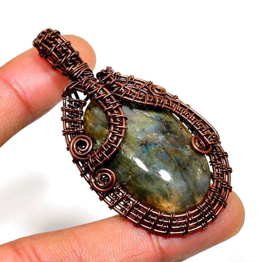 Luna’s Veil – Labradorite Copper Pendant