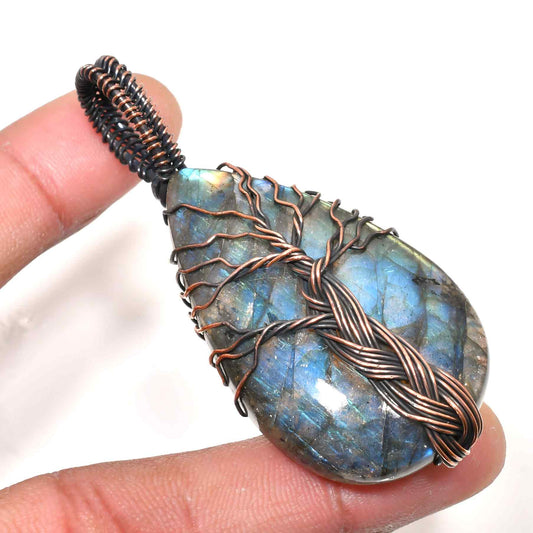 Aurora’s Embrace – Labradorite Copper Pendant