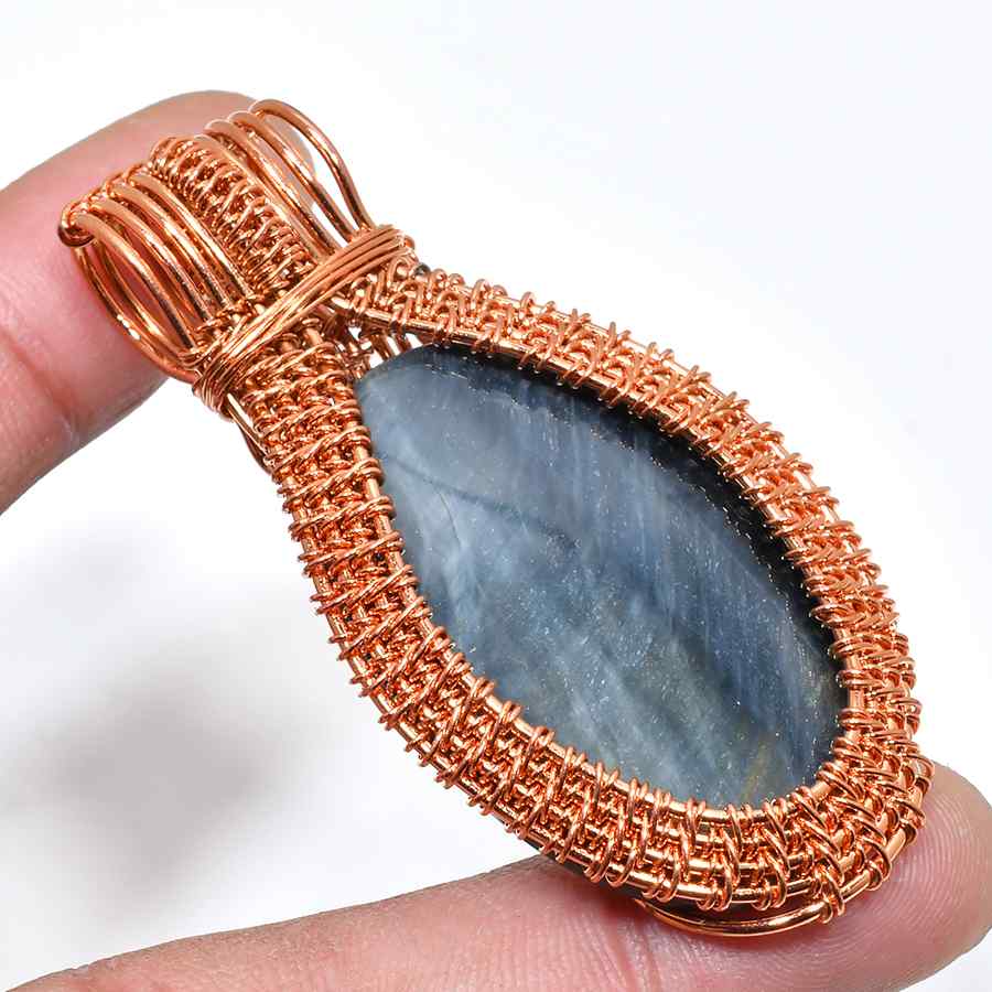 Ember’s Embrace – Labradorite & Copper Wire Pendant
