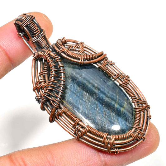 Aurora’s Embrace – Labradorite & Copper Pendant