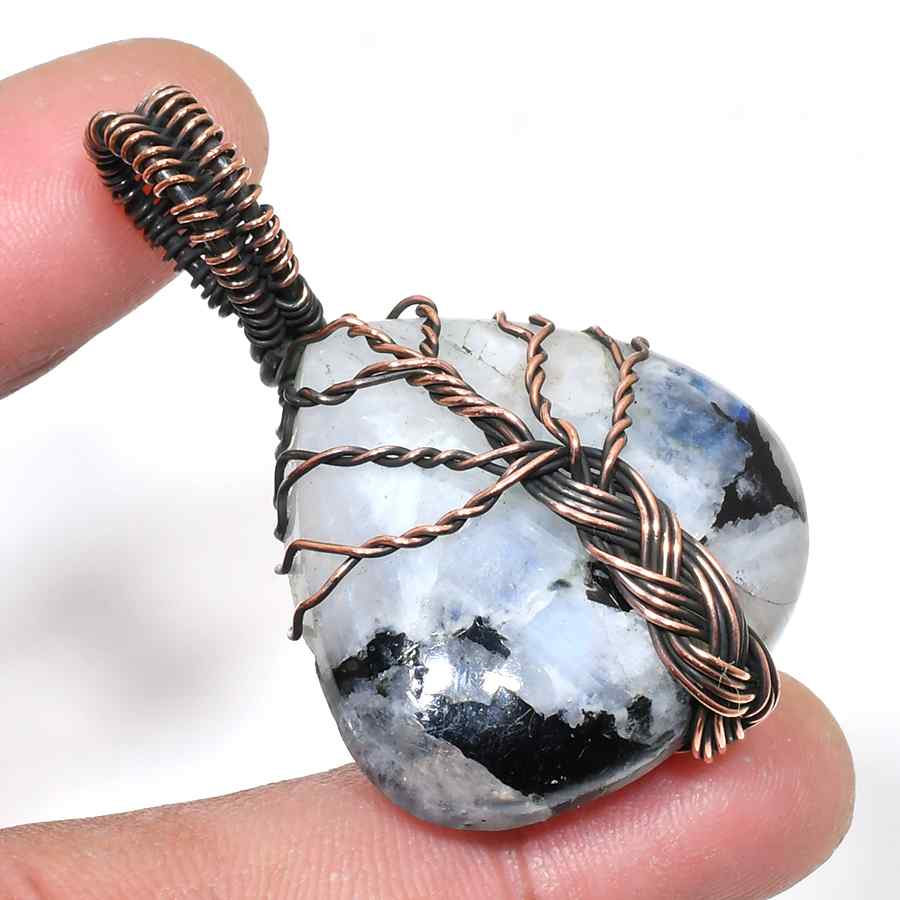 Luna’s Embrace – Labradorite Copper Pendant