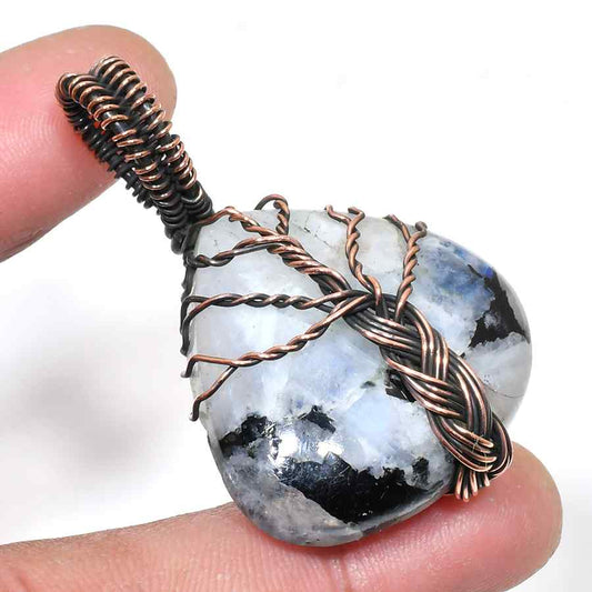 Luna’s Embrace – Labradorite Copper Pendant