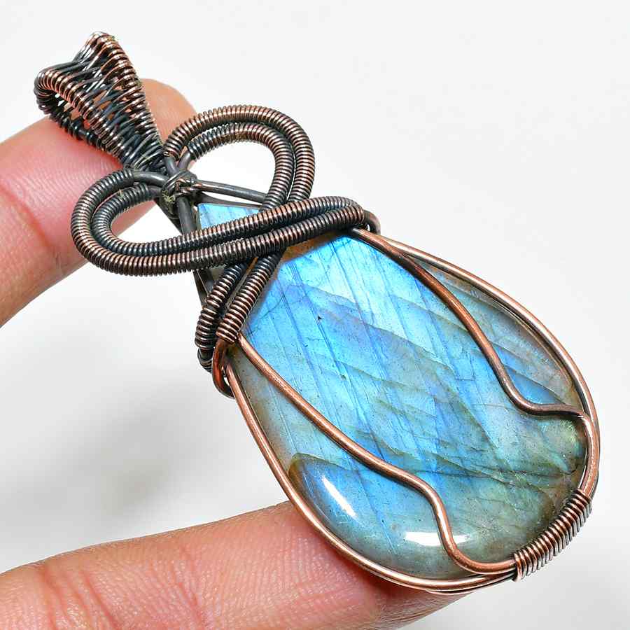 Ember’s Gaze – Labradorite Copper Pendant