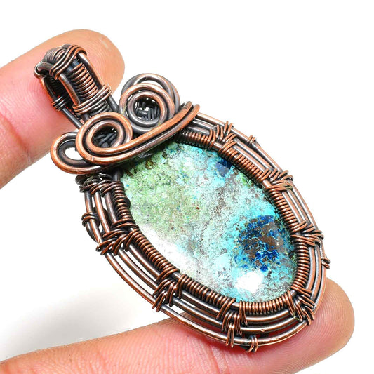 Aurora’s Gaze – Labradorite Copper Pendant