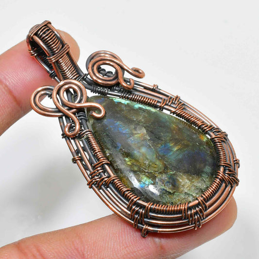 Glimmering Dreams – Labradorite Copper Pendant