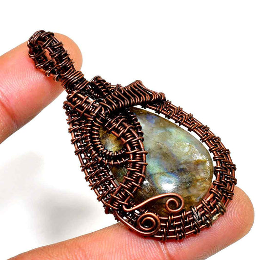 Celestia’s Glow – Labradorite Copper Pendant