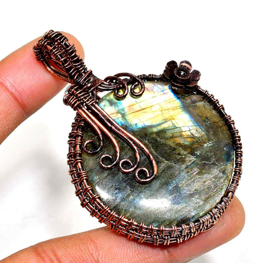 Astral Veil – Labradorite Copper Pendant