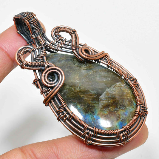 Celestial Aura – Labradorite Copper Pendant