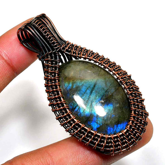Mystic Embrace – Labradorite Copper Pendant