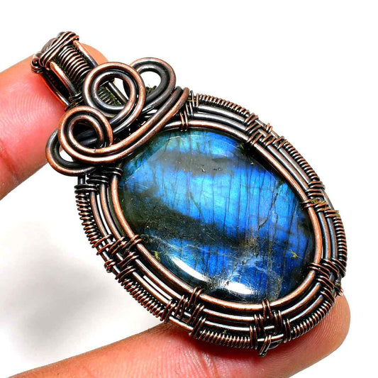 Luna’s Glow – Labradorite Copper Pendant
