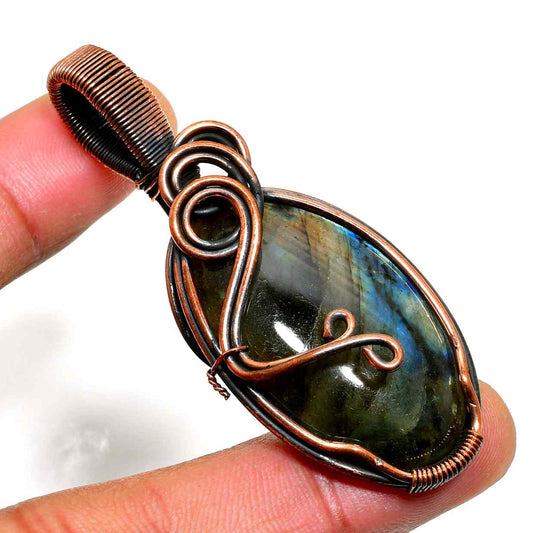 Selene’s Shimmer – Labradorite Copper Pendant
