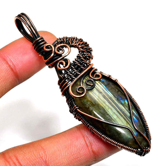 Luna’s Veil – Labradorite Copper Pendant