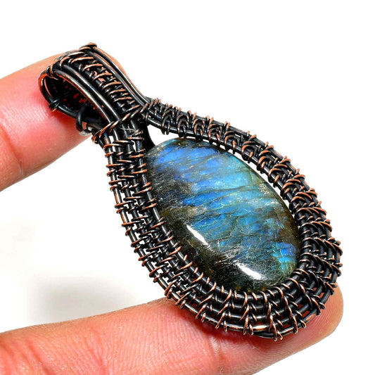 Aurora’s Gleam – Labradorite Copper Pendant