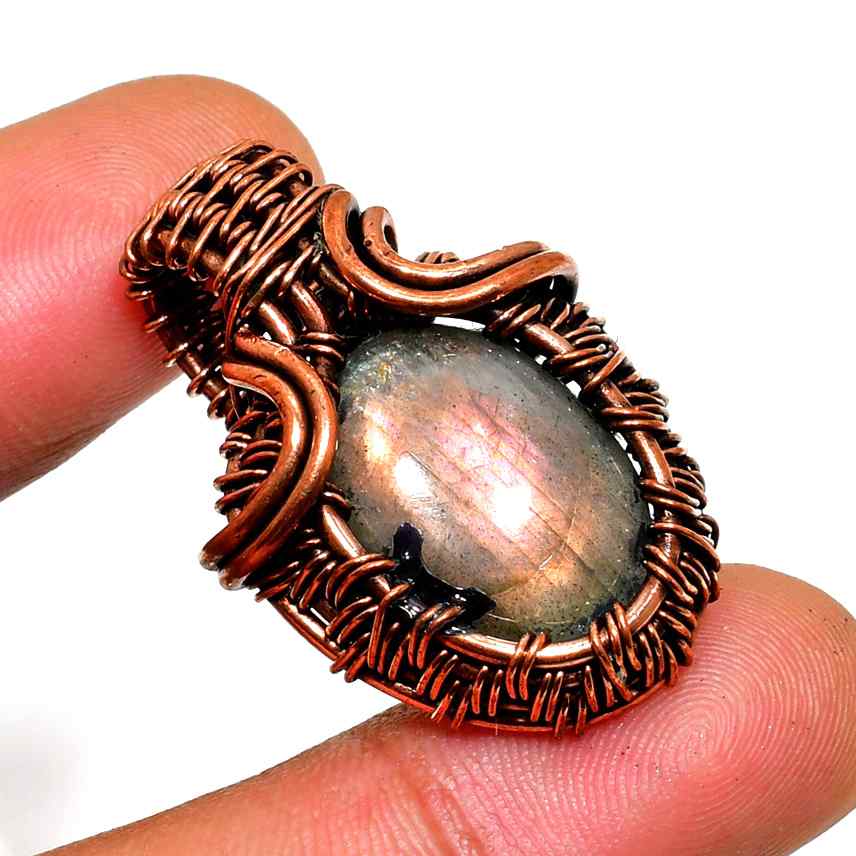 Luna’s Veil – Labradorite & Copper Pendant