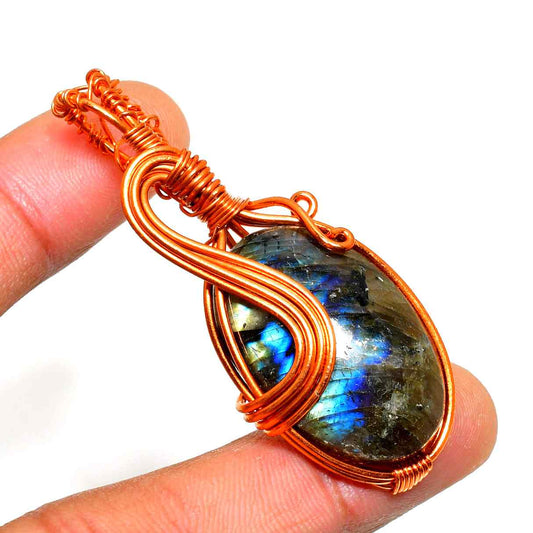 Luna’s Radiance – Labradorite Copper Pendant