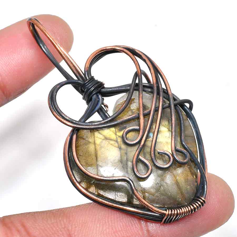Ember’s Embrace – Labradorite & Oxidized Copper Pendant