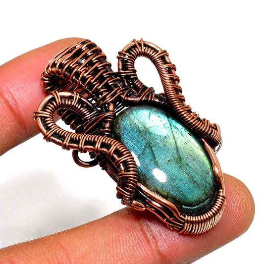 Aurora’s Gleam – Labradorite Copper Pendant
