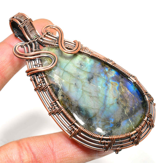 Luna’s Veil – Labradorite & Copper Pendant