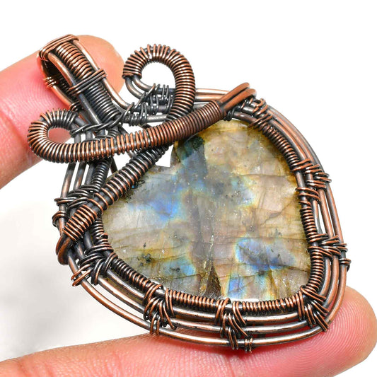Selene’s Shimmer – Labradorite Copper Pendant