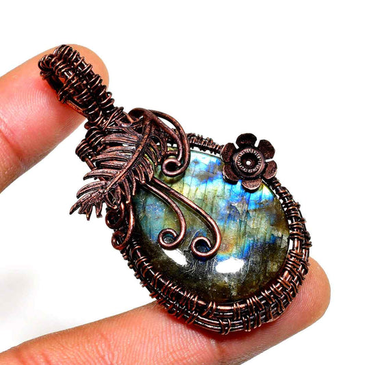 Aurora’s Radiance – Labradorite Copper Pendant