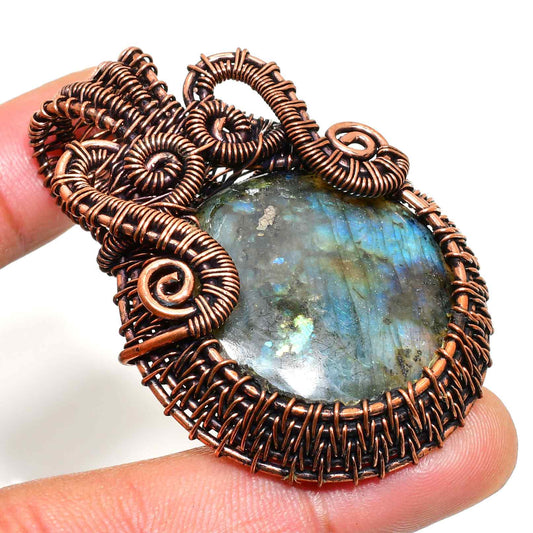 Celestial Embrace – Labradorite Copper Pendant