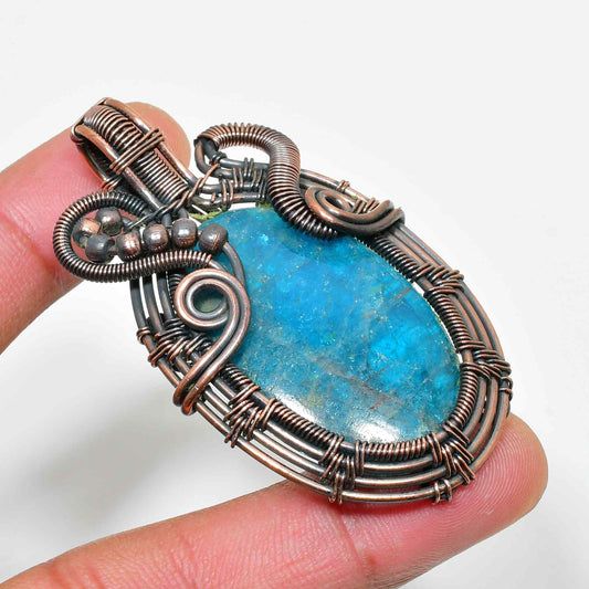 Selene’s Embrace – Labradorite Copper Pendant
