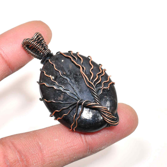 Nature’s Embrace – Black Stone & Copper Pendant