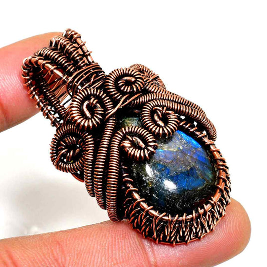 Aurora’s Insight – Labradorite Copper Pendant