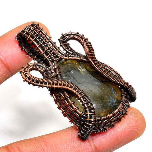 Ember’s Embrace – Labradorite Copper Pendant