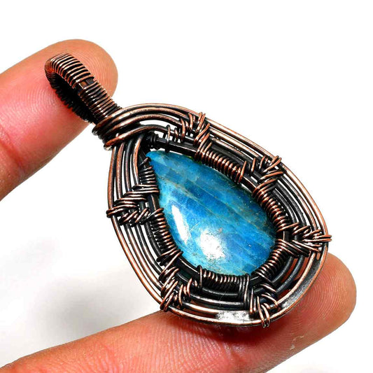 Selene’s Shimmer – Labradorite Copper Pendant